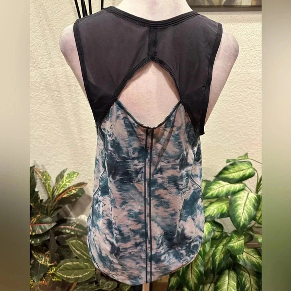Lululemon athletica tank tops size 6 - Picture 3 of 6